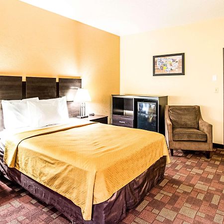 Econo Lodge Уотертаун Экстерьер фото