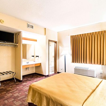 Econo Lodge Уотертаун Экстерьер фото