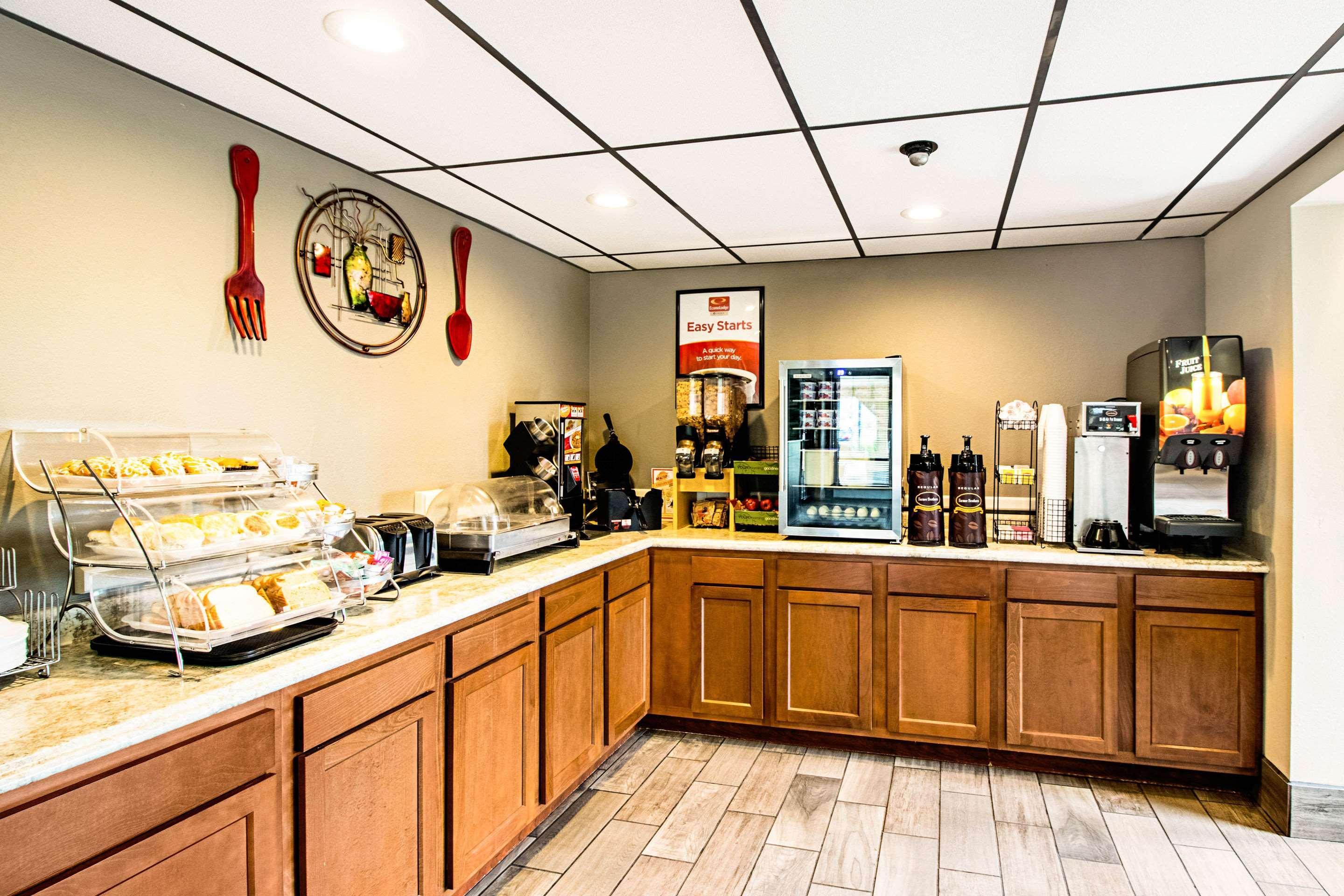 Econo Lodge Уотертаун Экстерьер фото