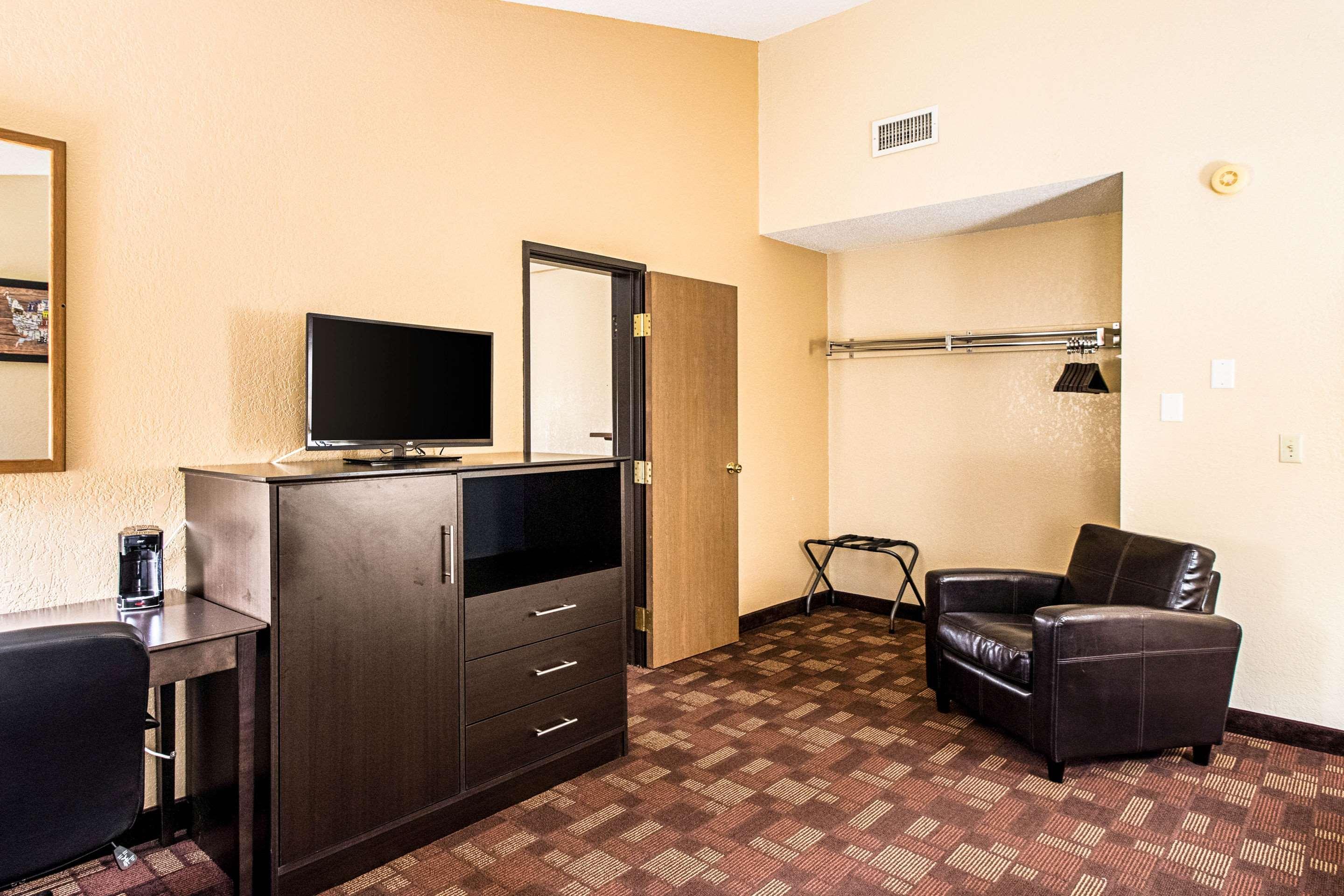 Econo Lodge Уотертаун Экстерьер фото