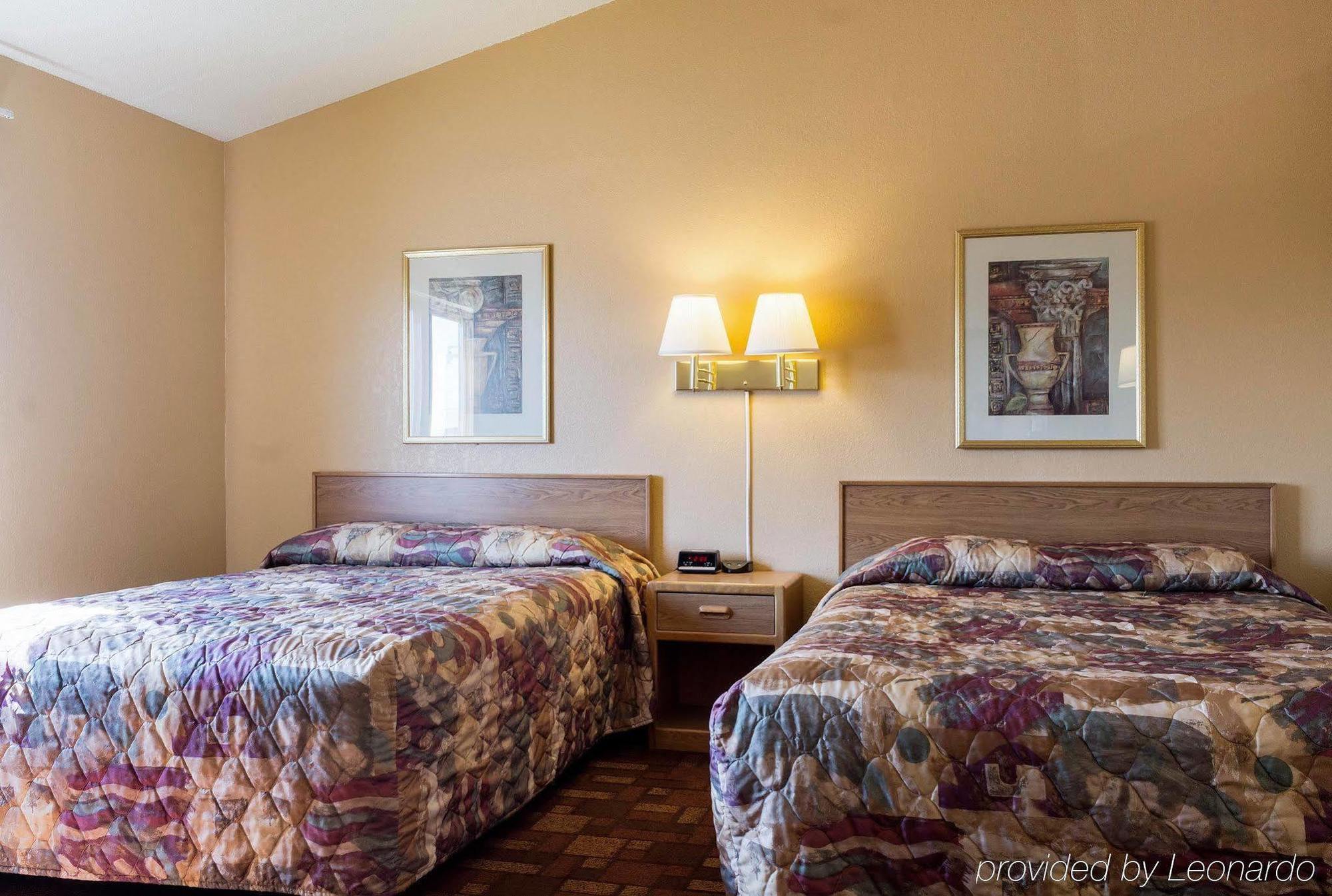 Econo Lodge Уотертаун Экстерьер фото