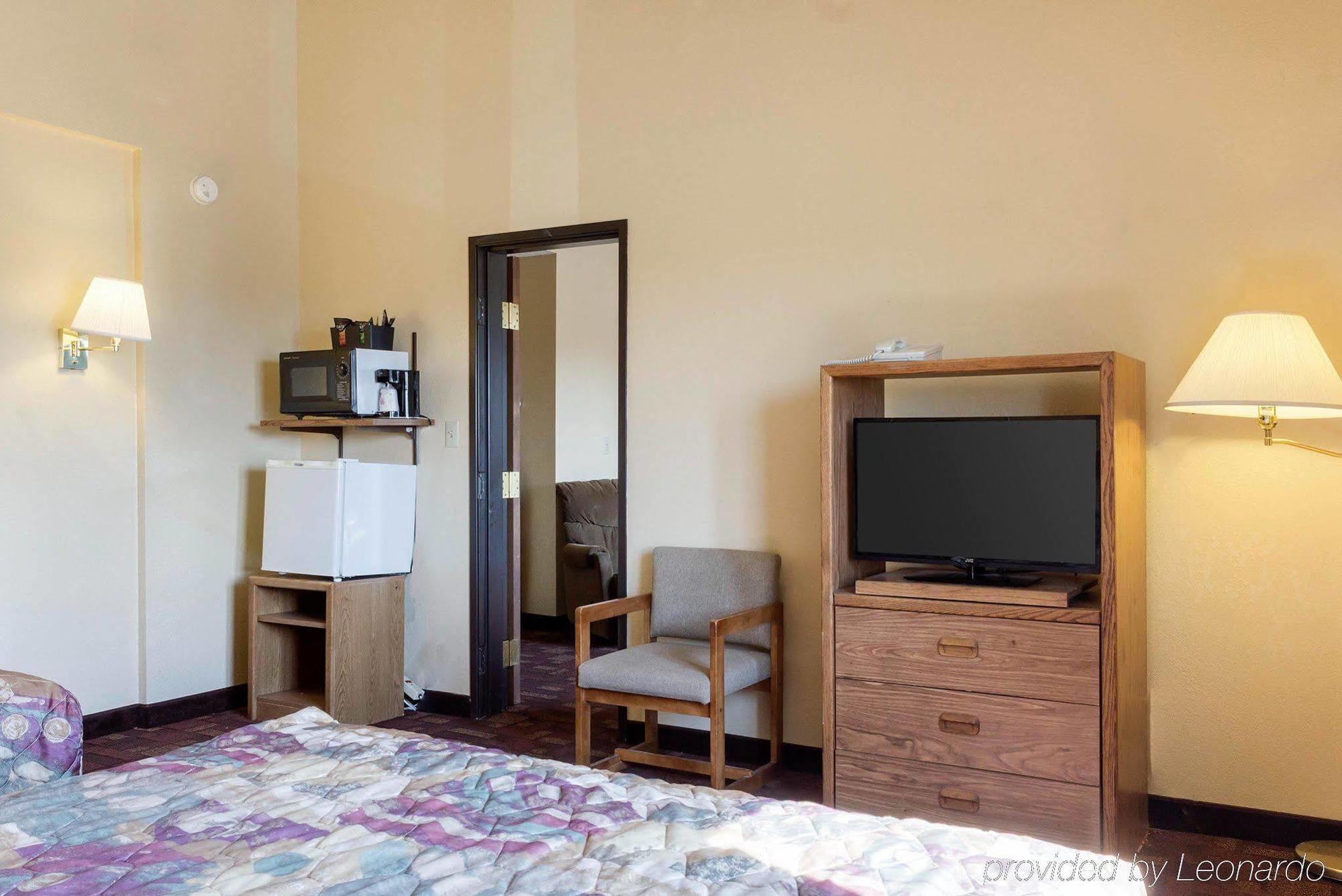 Econo Lodge Уотертаун Экстерьер фото