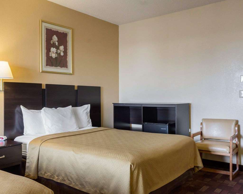 Econo Lodge Уотертаун Номер фото