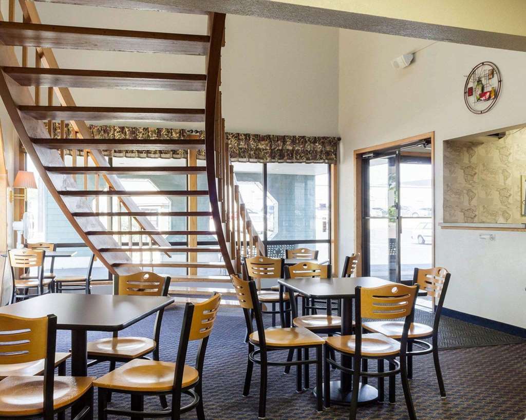 Econo Lodge Уотертаун Ресторан фото