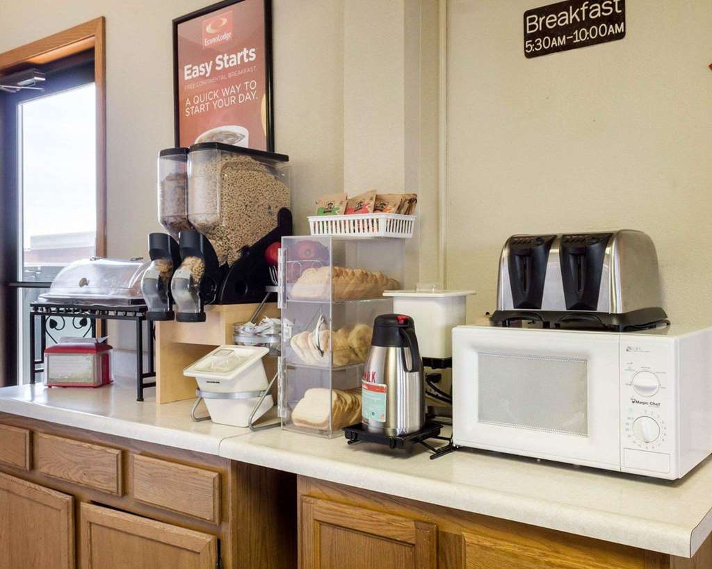 Econo Lodge Уотертаун Ресторан фото