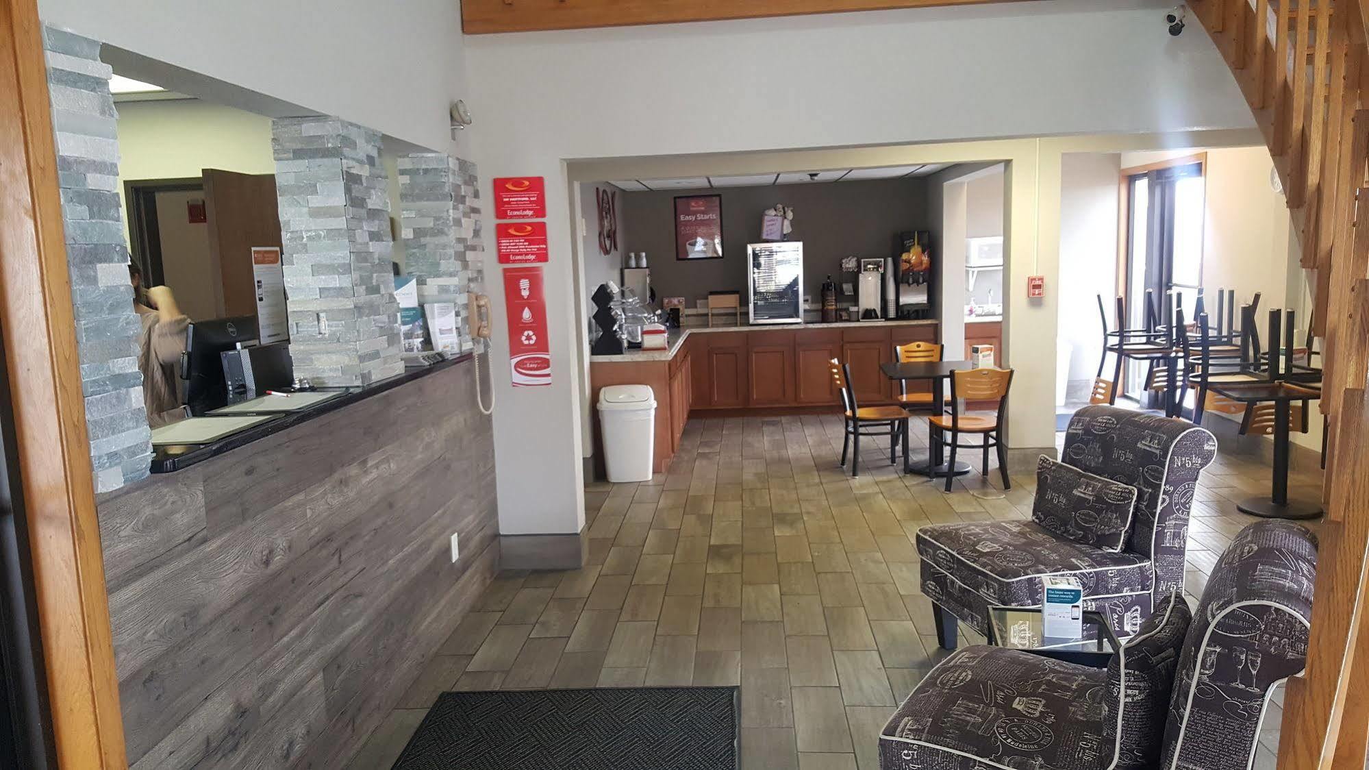 Econo Lodge Уотертаун Экстерьер фото